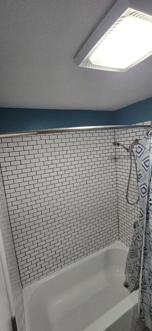 Hårtork, handdukar, tvål och toalettpapper