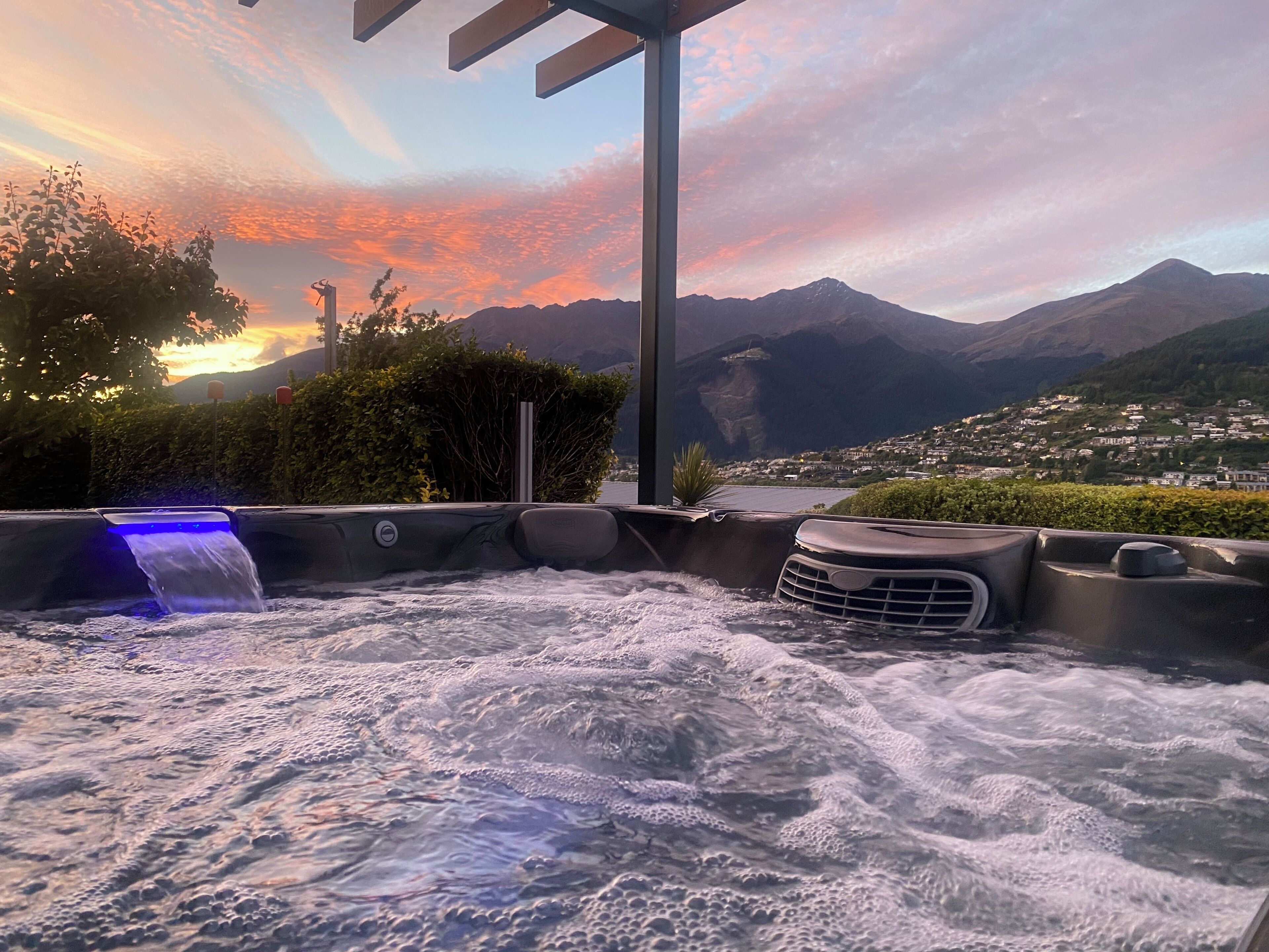 Use of 6-person jacuzzi spa pool is by arrangement with owner.