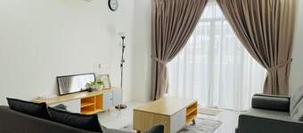 Oak & Ivory Home | 3BR Ground Floor Apartment