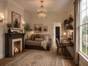 Ein Schlafzimmer mit Kamin, einem Bett, einem Schreibtisch und einem großen Fenster.
