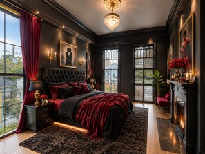 Ein Schlafzimmer mit einem großen Bett, einer Kandelaber, einem Kamin und Blick ins Freie.