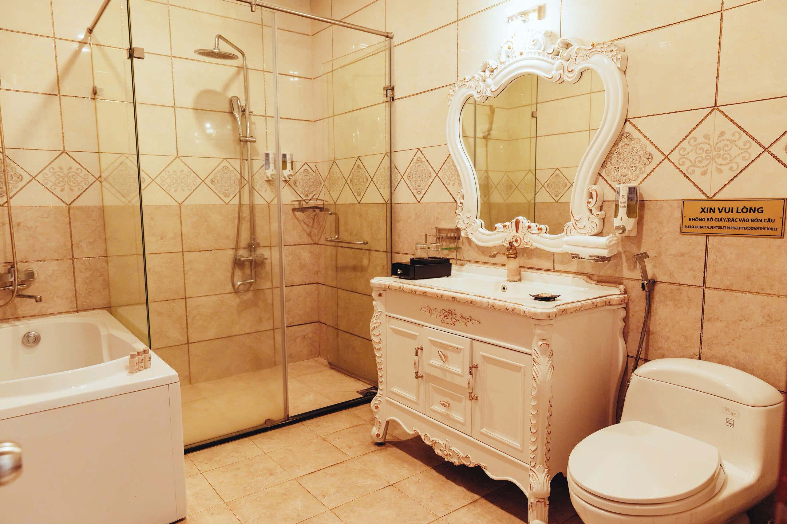 Doppia Deluxe, vista città | Bagno | Set di cortesia gratuito, pantofole, sapone, shampoo