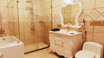 Doppia Deluxe, vista città | Bagno | Set di cortesia gratuito, pantofole, sapone, shampoo