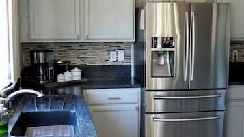 Coffee/tea maker, microwave, dishwasher, toaster