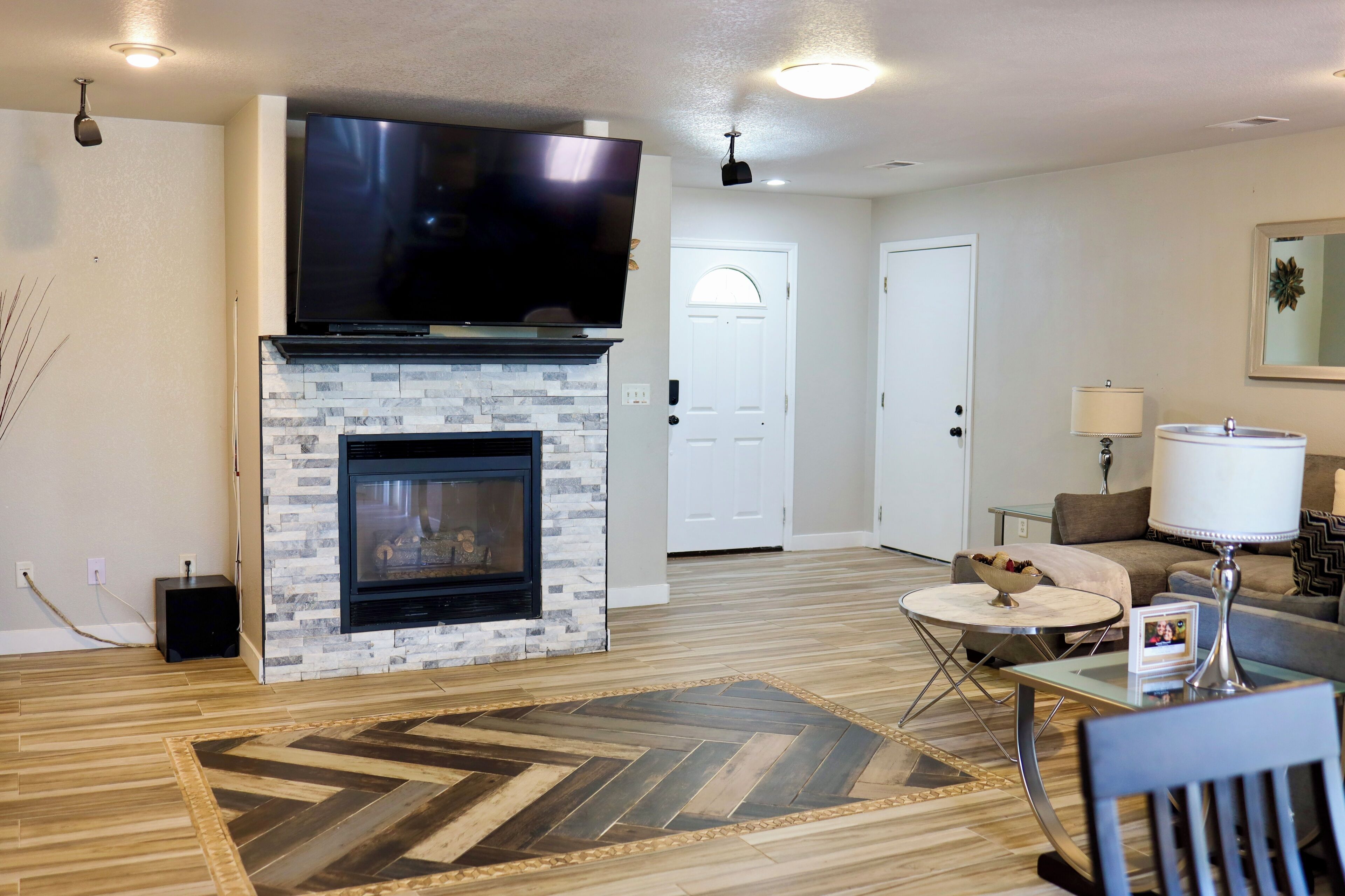 Smart TV, fireplace, books