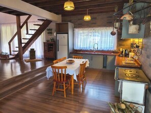 Private kitchen - Country house in Lages, Aconchego Serrano, with outdoor hot tub. (Lages)