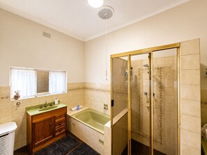 Secadora de cabello, toallas, jabón, papel de baño 