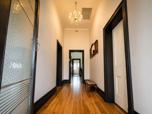 Coastal Stay in Large 1890s Home 5min walk from beach