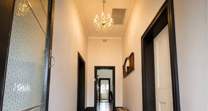 Coastal Stay in Large 1890s Home 5min walk from beach