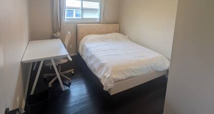 Private Room with Shared Bathroom Near Mooney's Bay