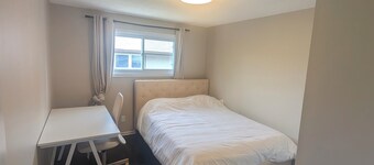 Private Room with Shared Bathroom Near Mooney's Bay