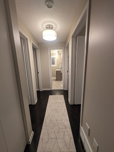 Private Room with Shared Bathroom Near Mooney's Bay