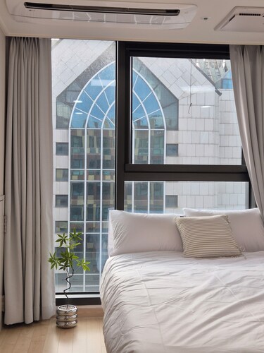 123 l Modern Stay with Stunning Church View / 5min Myeongdong