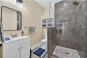 Douche, sèche-cheveux, serviettes fournies, savon