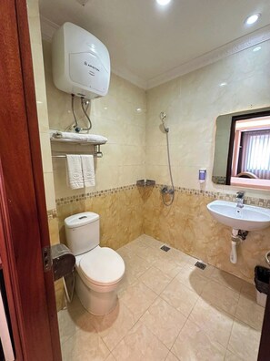 Shower, hair dryer, slippers, towels - Crown Luxury Hotel (Ha Noi)