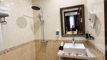 Habitación doble superior, no fumadores, vistas a la ciudad | Baño | Ducha y cabezal de ducha con hidromasaje