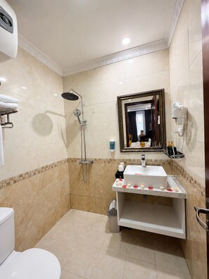 Habitación doble superior, no fumadores, vistas a la ciudad | Baño | Ducha y cabezal de ducha con hidromasaje