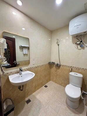 Superior Double Room, Non Smoking, City View | Bilik Mandi | Pancuran mandi, pengering rambut, selipar, tuala disediakan 