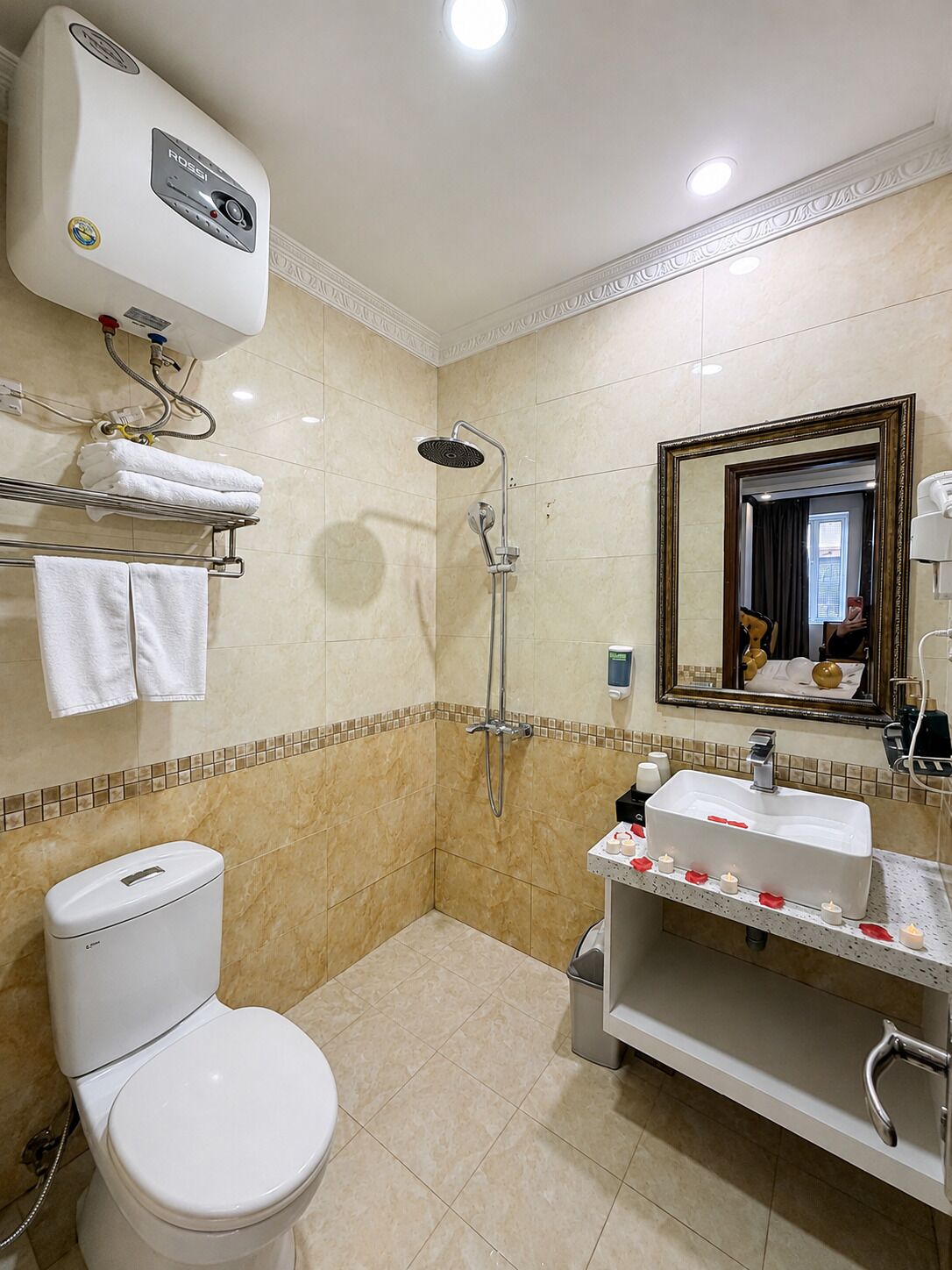 Habitación Deluxe doble, no fumadores, vistas a la ciudad | Baño | Ducha y cabezal de ducha con hidromasaje