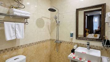 Habitación Deluxe doble, no fumadores, vistas a la ciudad | Baño | Ducha y cabezal de ducha con hidromasaje