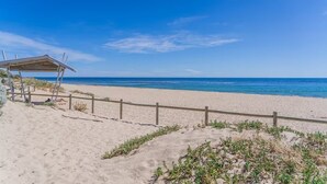 A beach with a wooden fence, a covered area, and the ocean in the background. - Avalon Beach Escape| Coastal Retreat -5 minutes to beach, Spa, Sauna & Sleeps 11 (Wannanup)