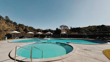 2 outdoor pools