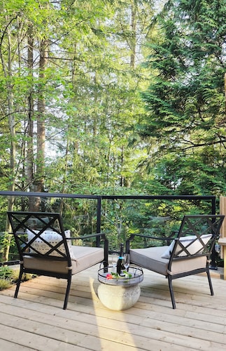 Private Creekside Garden Suite - Patio, Deck, BBQ & Free Parking. Pet Friendly.