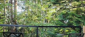 Private Creekside Garden Suite - Patio, Deck, BBQ & Free Parking. Pet Friendly.