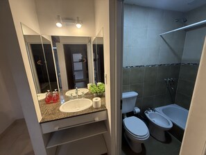 A bathroom with a double sink, toilet, and bathtub. - Comfortable Apartment Near Salta City Center (Salta)