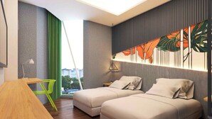 Una habitación de hotel moderna con dos camas, un escritorio y un ventanal grande.