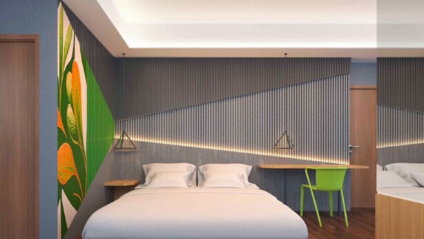 Un dormitorio moderno con una cama grande, un escritorio y una silla.