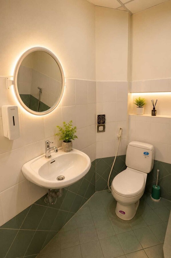 Classic Quadruple Room | Bathroom - YT Hotel & Hostel Vientiane (Vientiane)
