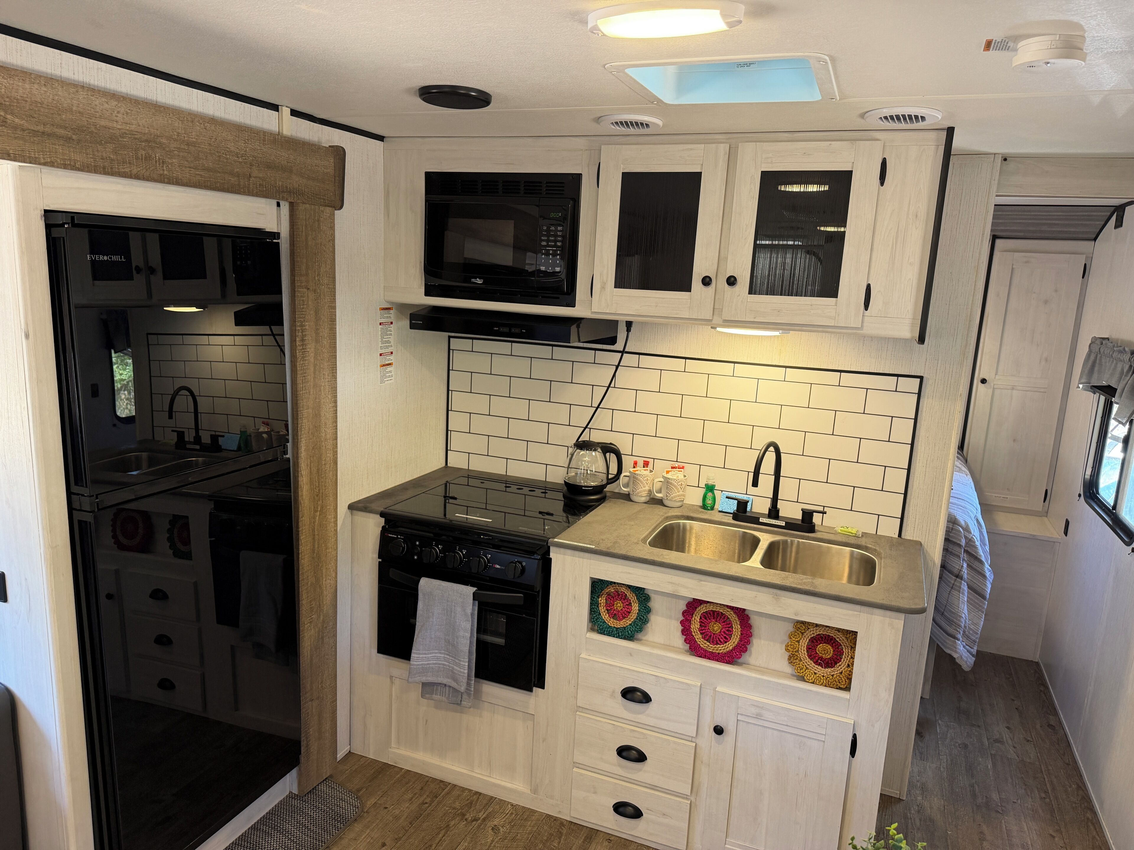 Frigorífico, microondas, horno y placa de cocina