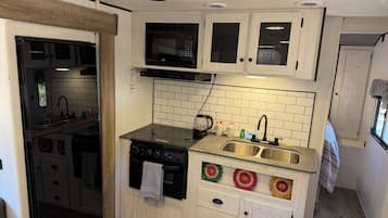 Frigorífico, microondas, horno y placa de cocina