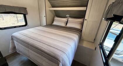 Delightful 1-bedroom Modern RV with AC North County SD, Escondido
