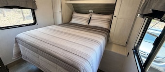 Delightful 1-bedroom Modern RV with AC North County SD, Escondido