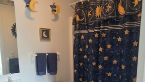 Ein Badezimmer mit Toilette, Waschbecken und Holzschrank.