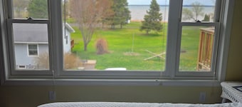 PORT 1 bedroom studio with AC just 2.5 miles from Bayfield