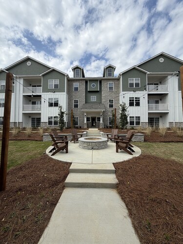 StarkVilla - Perfect Location!