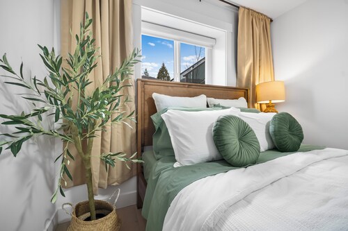Modern Suite Minutes to East Beach White Rock/Private Entry