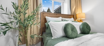 Modern Suite Minutes to East Beach White Rock/Private Entry