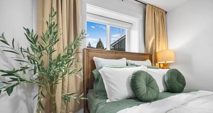 Modern Suite Minutes to East Beach White Rock/Private Entry