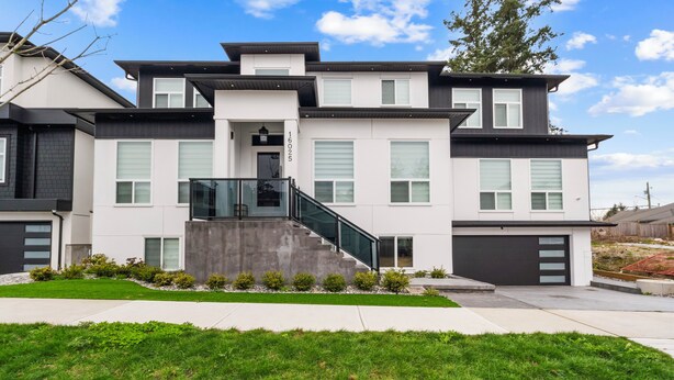 Une maison moderne à deux étages, dotée d’un garage, d’un escalier et d’une pelouse bien entretenue.