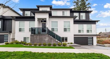 Modern Suite Minutes to East Beach White Rock/Private Entry