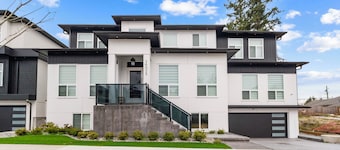 Modern Suite Minutes to East Beach White Rock/Private Entry