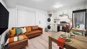 Un appartement moderne comprenant un salon, une kitchenette et un coin repas.