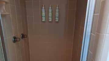Dusche, Haartrockner, Handtücher, Toilettenpapier