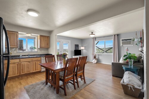 Charming 2-bedroom house atop Main Street