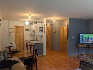 Private kitchen - Tahsis Adventure Retreat | Fish, Hike & Relax (Tahsis)