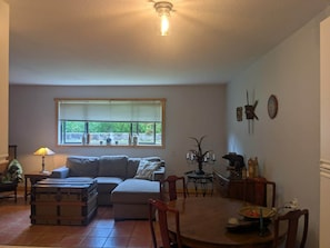 Living area - Tahsis Adventure Retreat | Fish, Hike & Relax (Tahsis)